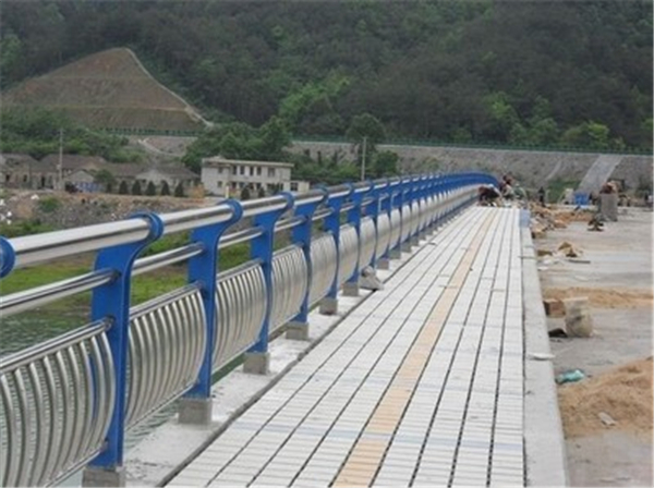 兴安不锈钢桥梁护栏是一种什么材质的护栏